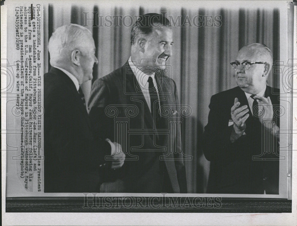 1969 Press Photo Vice President Agnew gets a handshake from Pittsburgh Mayor Joe - Historic Images