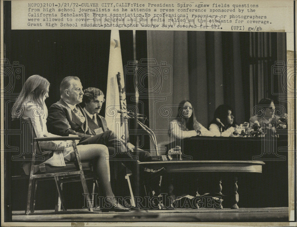 1972 Press Photo Vice President Spiro Agnew Fields Journalist Questions - Historic Images