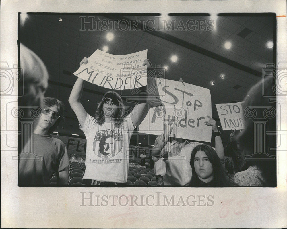 1972 Press Photo Spiro Agnew campaign politician crowd carry banner placards - Historic Images