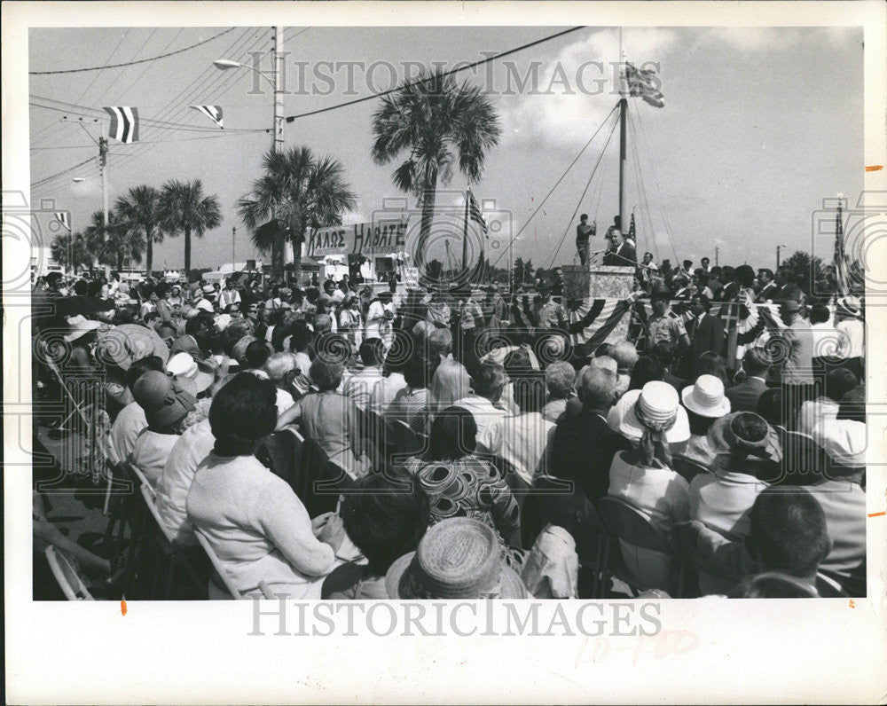 1969 Press Photo Sun Baked Crowd Docks Greek Descendant William Cramer Spiro - Historic Images