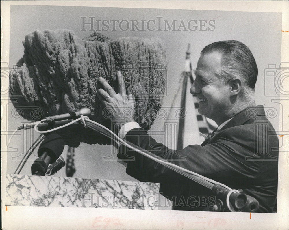 1969 Press Photo Vice President Spiro T Agnew Display Great Sponge Tarpon Spring - Historic Images