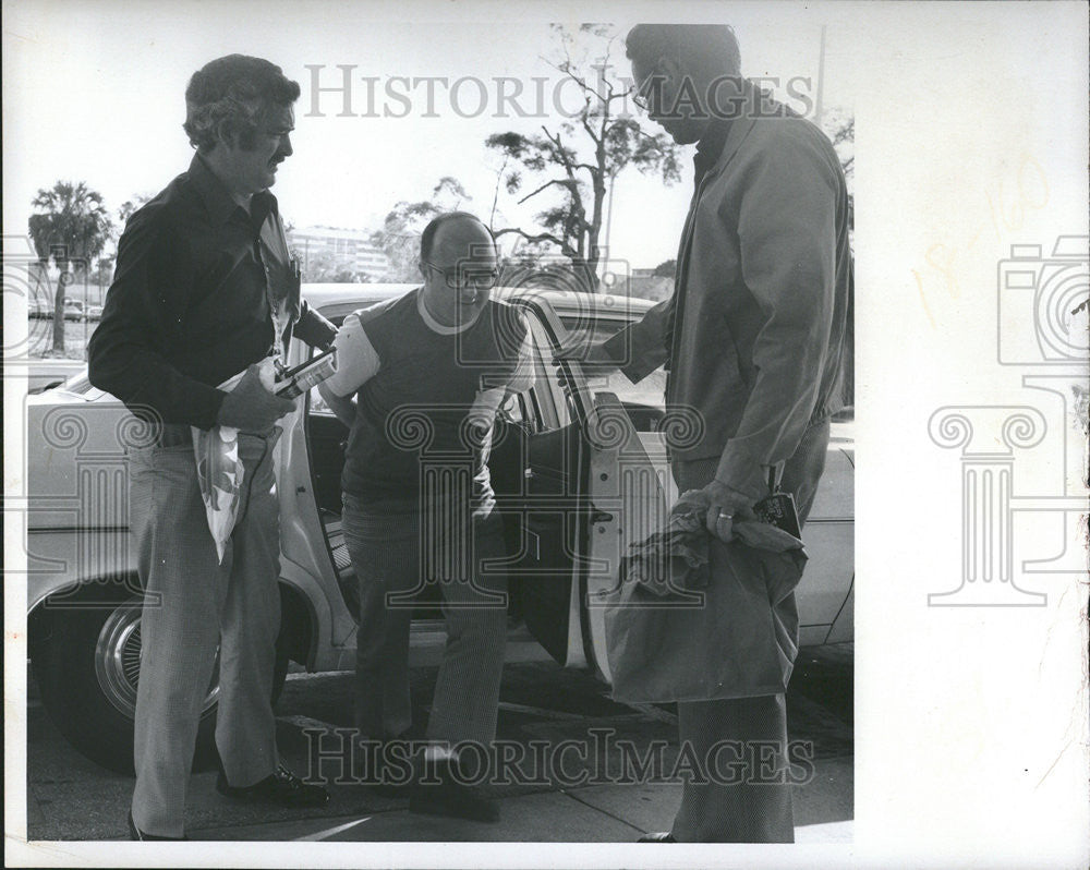 1975 Press Photo Richard Guido Abati Extortionist Rutan Car - Historic Images