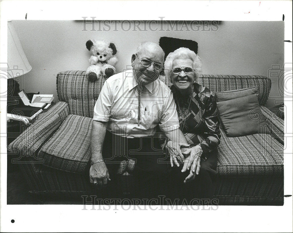 1985 Press Photo Joe Ethel Aiken fairgrounds Tampa apartment home Florida State - Historic Images