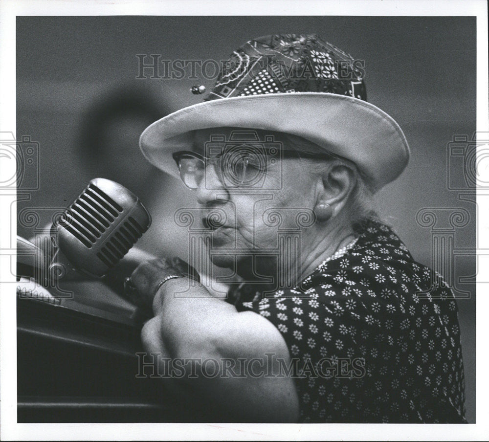 1975 Press Photo Giken Vivian Speech City Council Meeting Tony Lopez - Historic Images