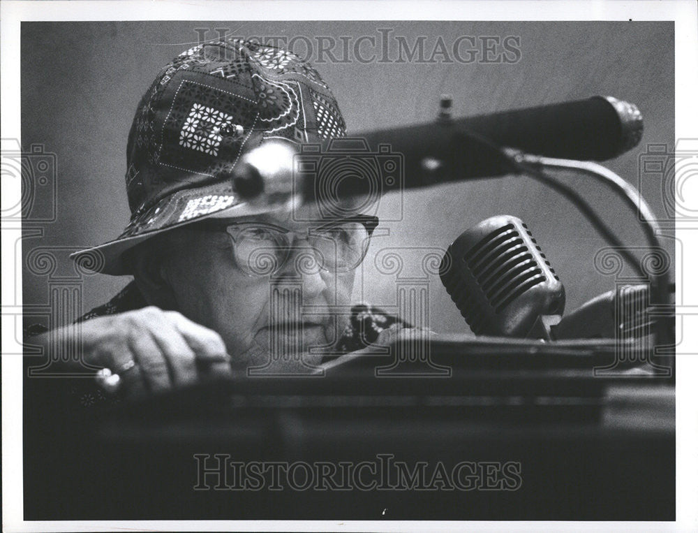 1975 Press Photo Vivian C. Aiken At A City Council Meeting - Historic Images