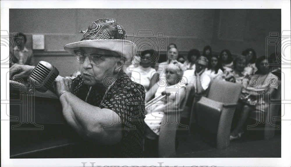 1975 Press Photo City council Meeting Tony Lopez - Historic Images