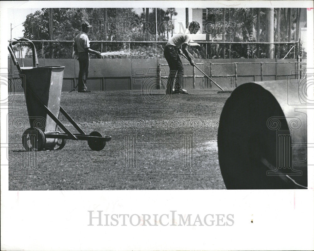 1972 Press Photo Richard Akers Frank Bohnstedt Al Lang Field plenty evidence - Historic Images