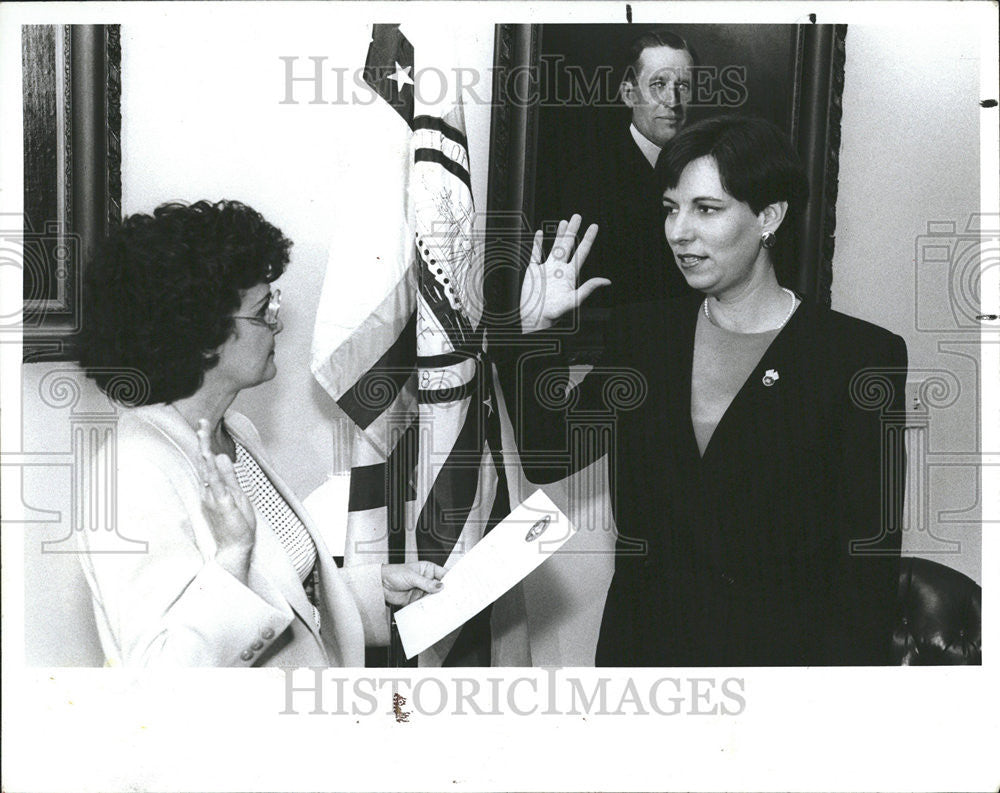 1988 Press Photo Pamela Akin Oath office Tampa City Hall Frances Henriquez - Historic Images