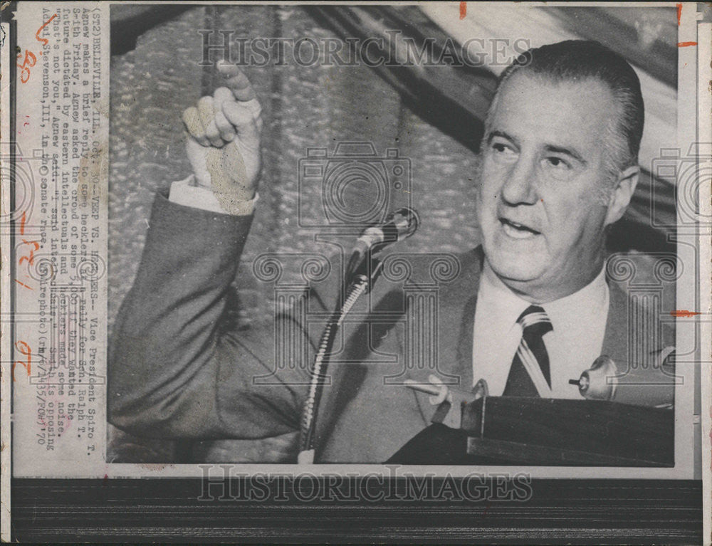 1970 Press Photo Vice President Spiro Agnew Sen Ralph Smith heckler politician - Historic Images