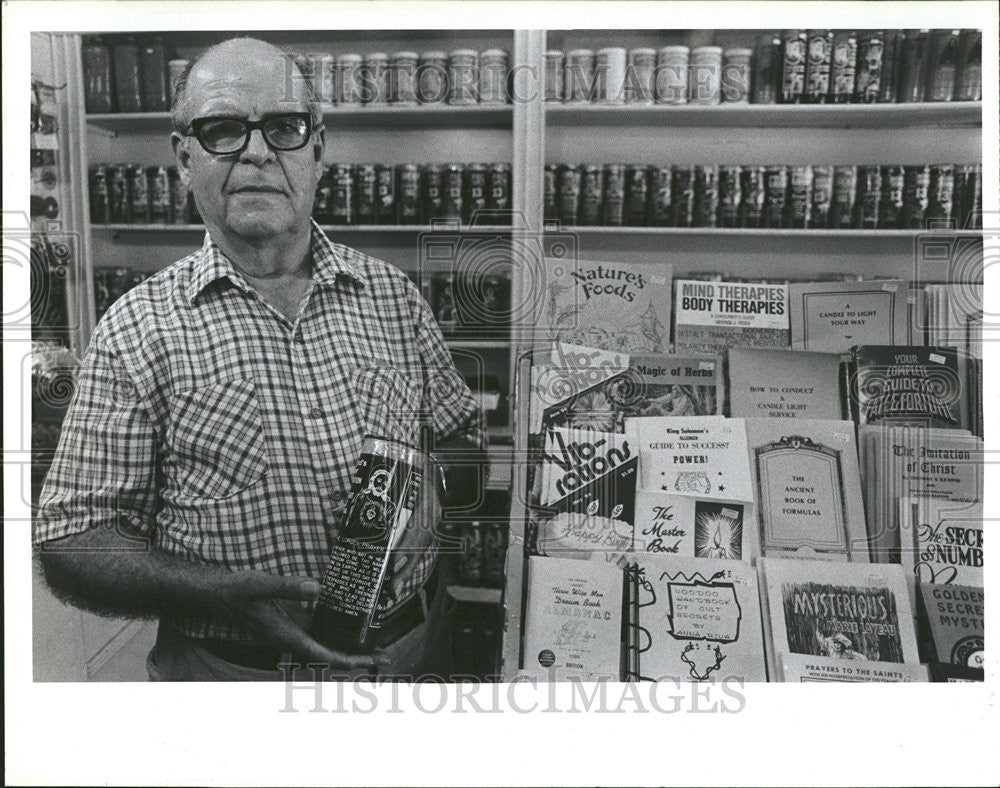 1984 Press Photo Gerald Aguirre Lords Player Candle Chicago Illinois - Historic Images