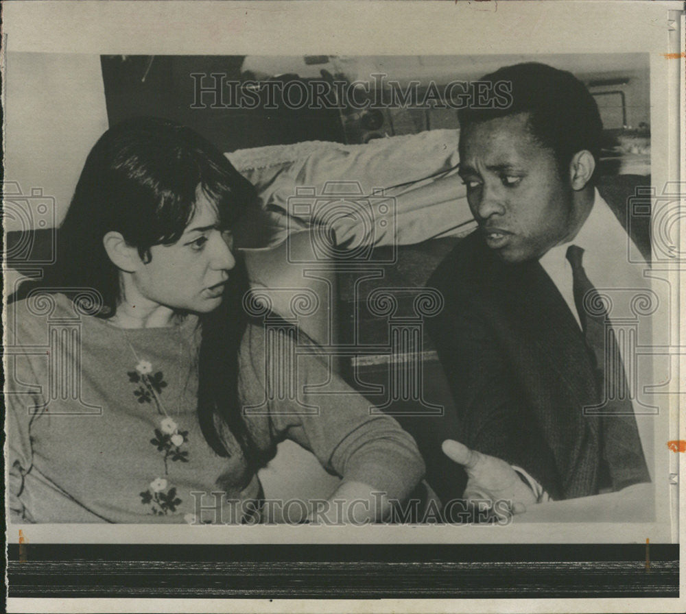 Press Photo A man and a woman talking - Historic Images