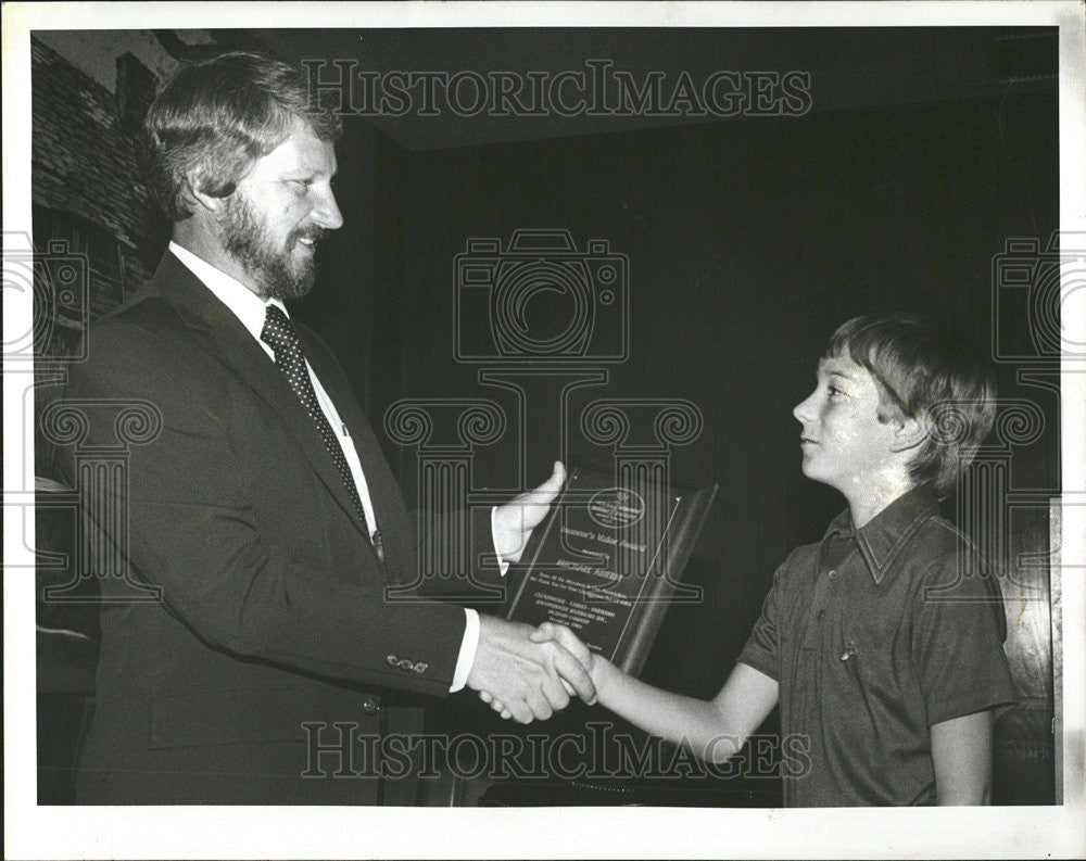 1981 Press Photo Michael Ahern receives the first annual junior lifesaving award - Historic Images