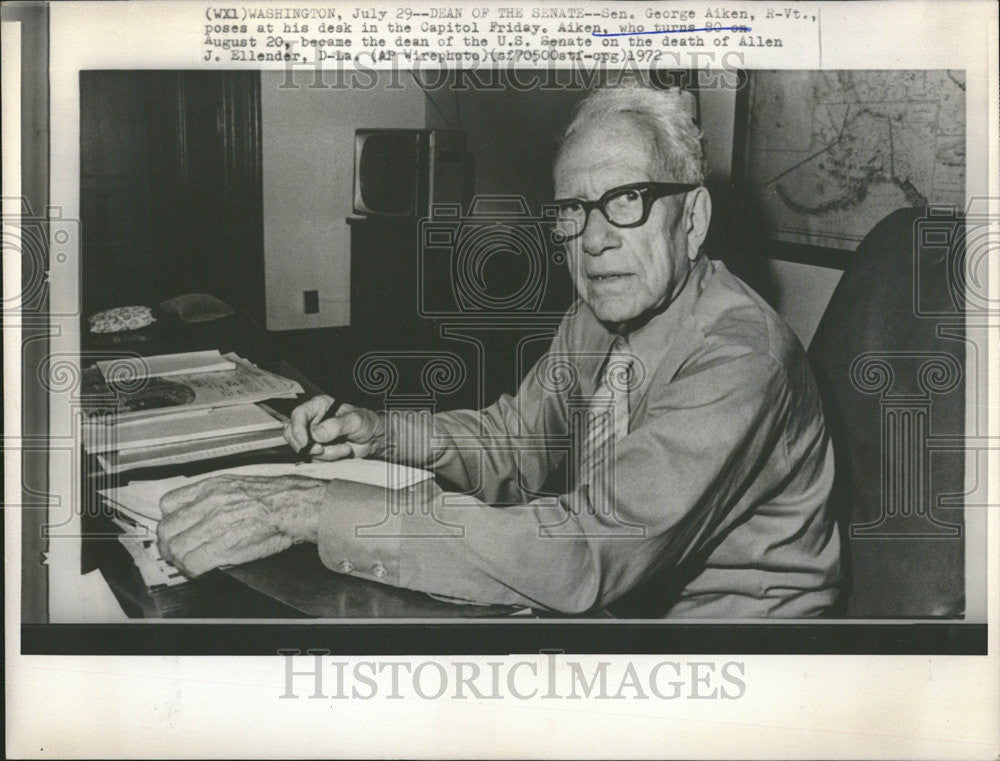 1972 Press Photo Alen Ellender US Senate George Aiken Capitol Poses - Historic Images