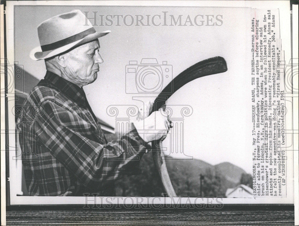 1961 Press Photo Sherman Adams chief aide Pres Eisenhower sharpens scythe farm - Historic Images