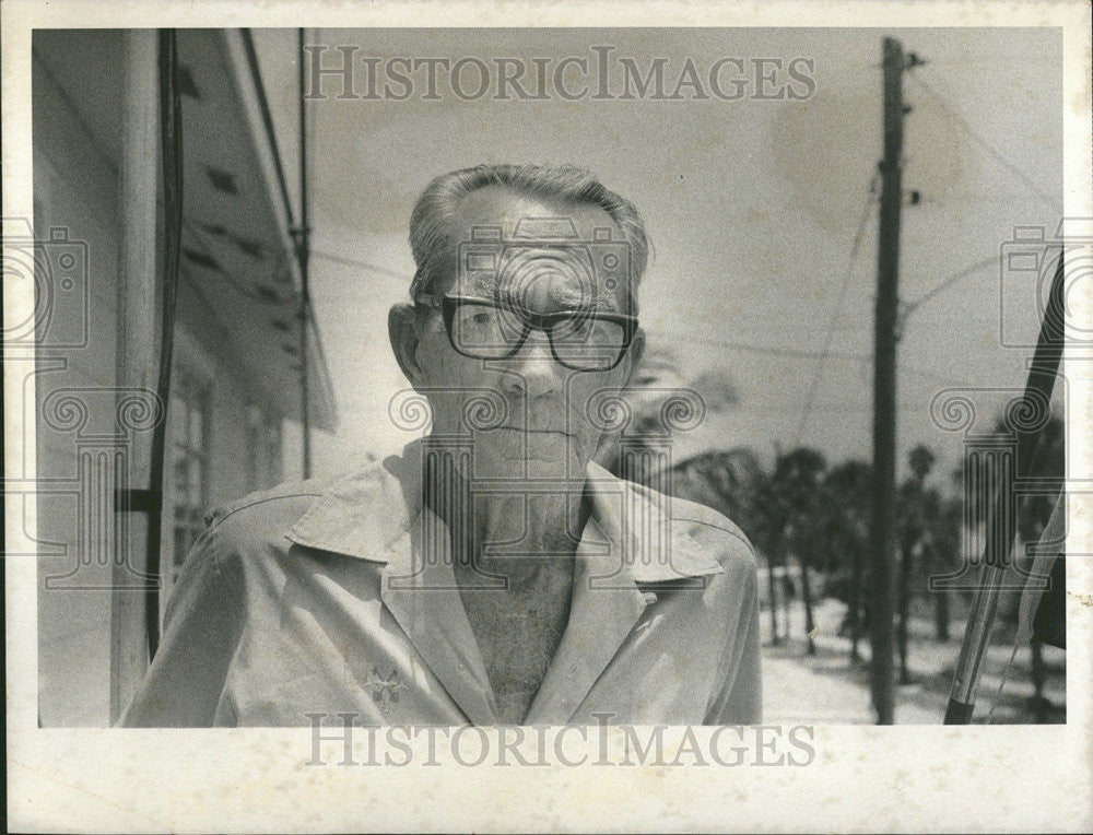 1973 Press Photo Dam Adams Denton Poses Photograph - Historic Images