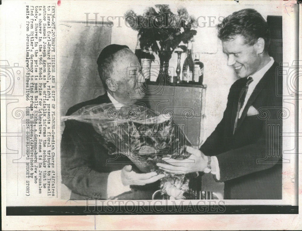 1966 Press Photo Swedish Charge Affaires Israel Carl Erhard Lindahl Floral Nobel - Historic Images