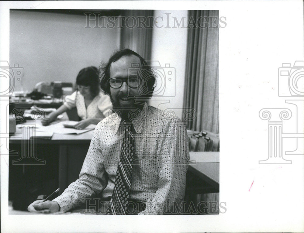 1973 Press Photo Cal Adams Accounting time sit sun - Historic Images