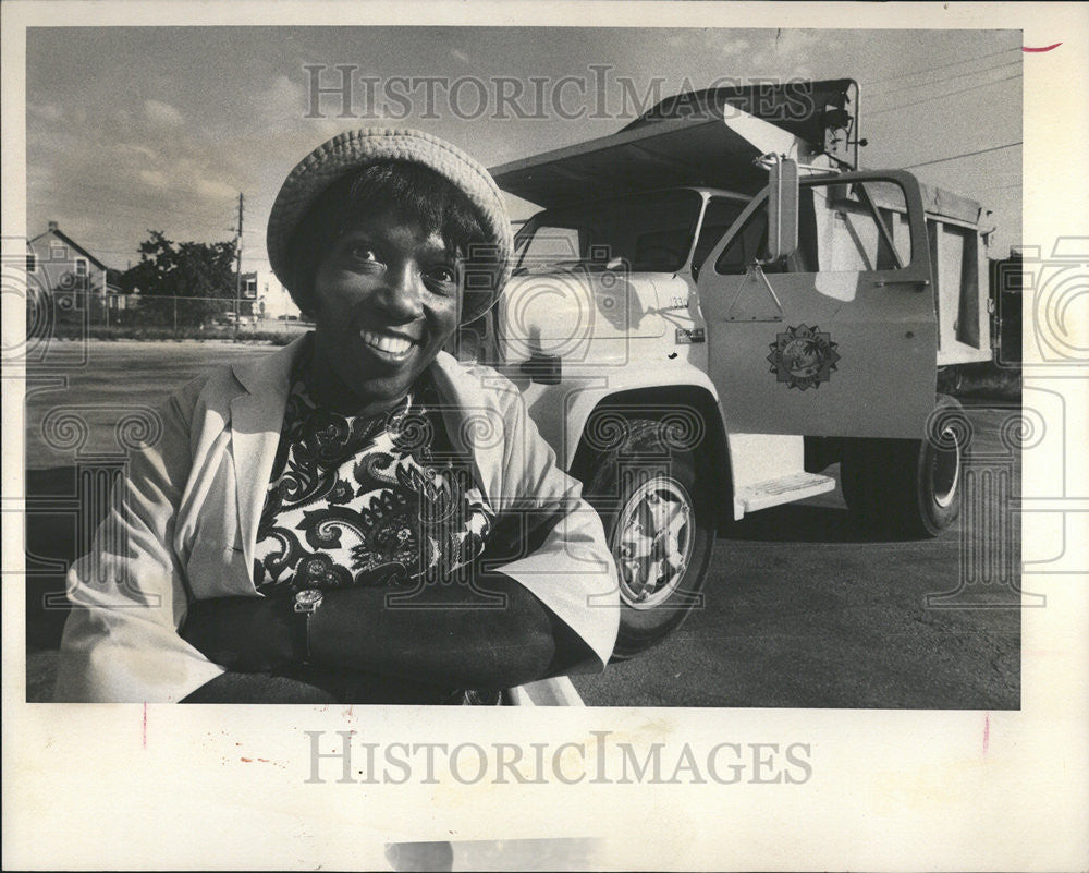 1975 Press Photo Mrs Annie Adams Office Hope Driving Model Tony Lopez Peterman - Historic Images