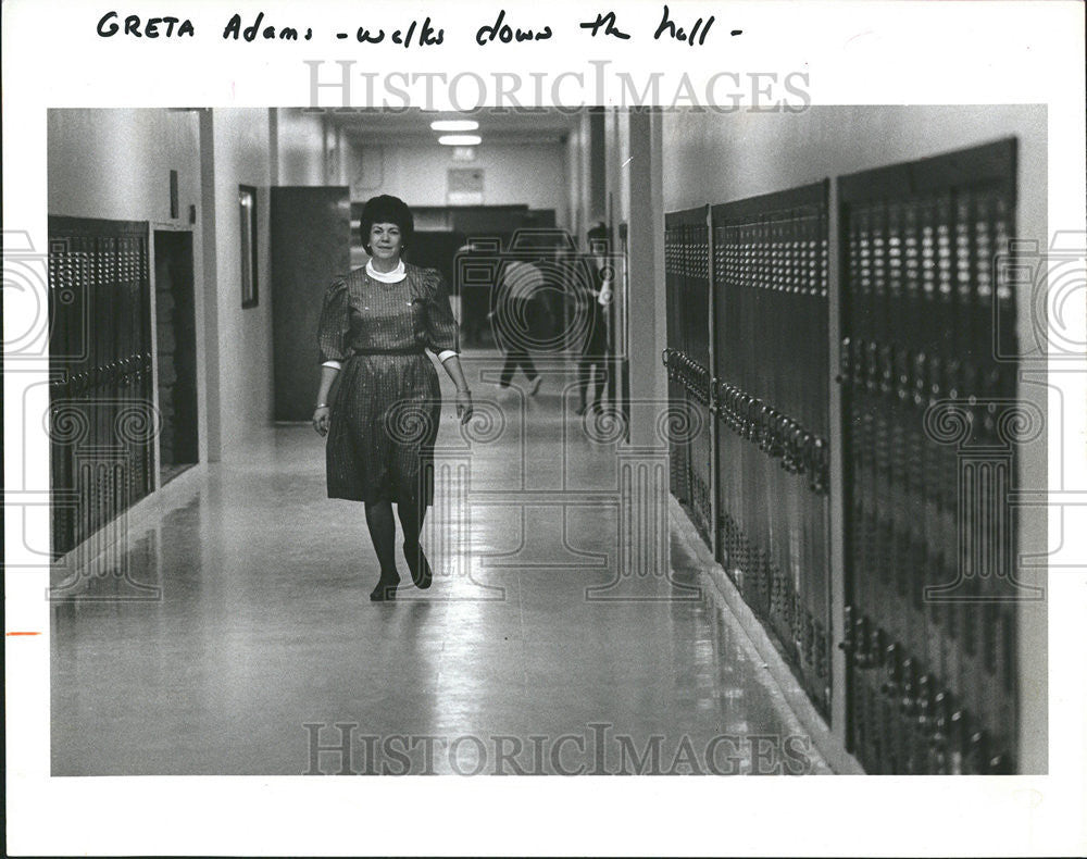 1984 Press Photo Greta Adams High School Hall Before After Break Hug Students - Historic Images