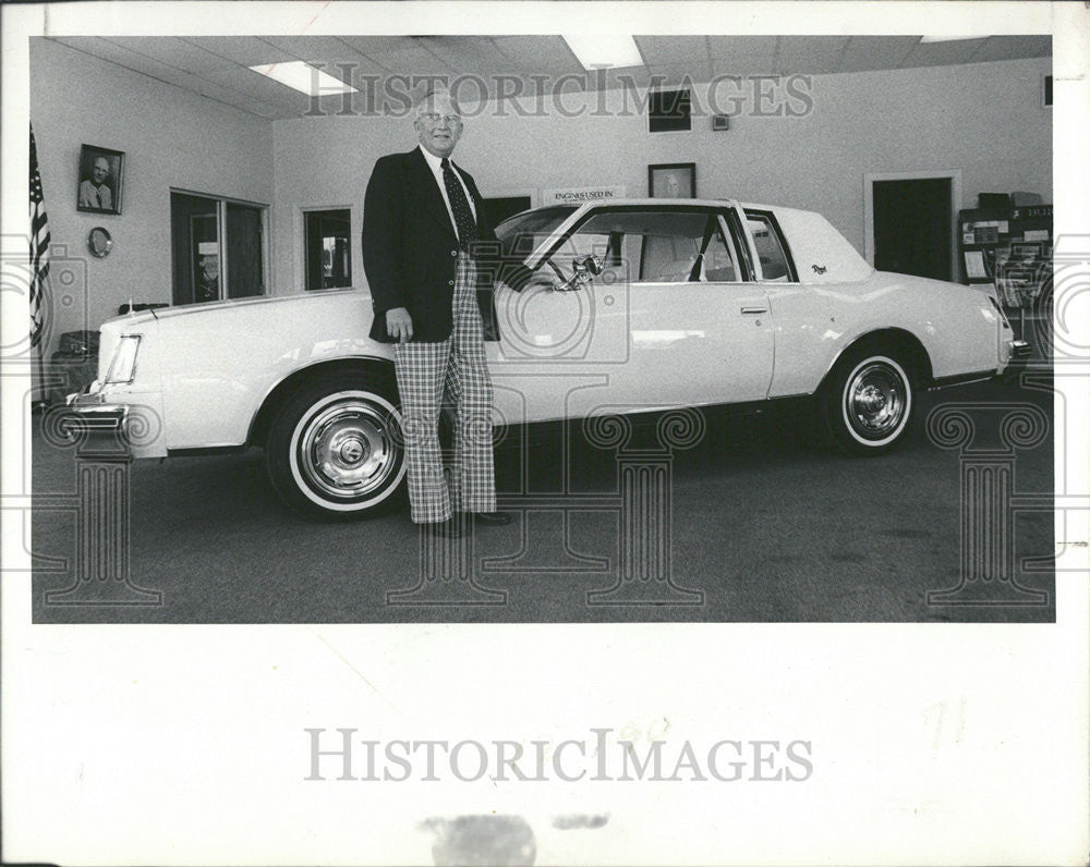 1977 Press Photo Adcock Buick Robert model Regal engine Power pounds - Historic Images