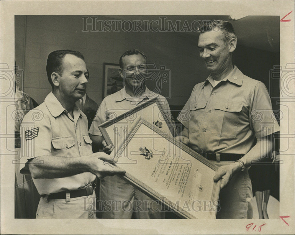 Press Photo Famous Personalities Award Military - Historic Images