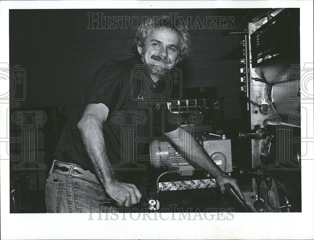 1980 Press Photo Rick Abrams MGA sheetfed radio microwave oven - Historic Images