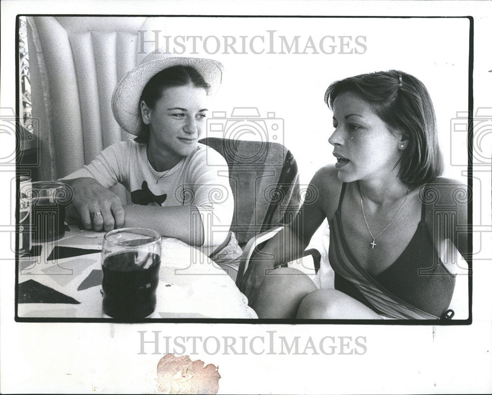 1982 Press Photo Peggy Johnson and Patti Ackley discuss the rescue - Historic Images