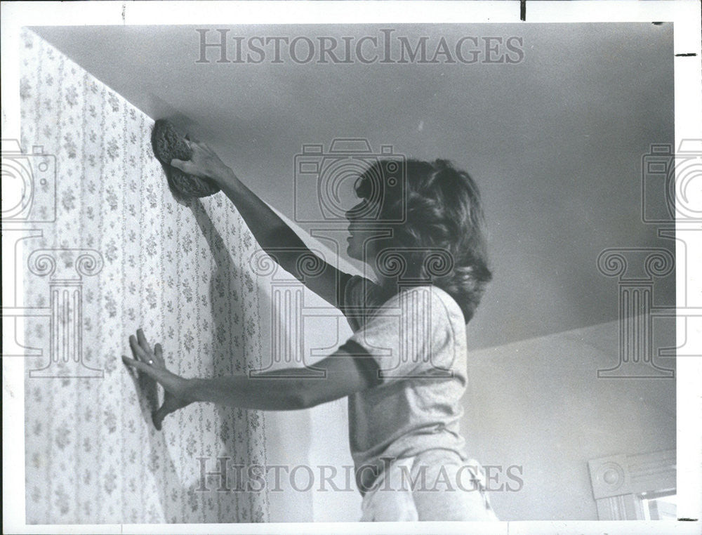 1979 Press Photo Katie Ackley sponge wallpaper covers hanger work - Historic Images