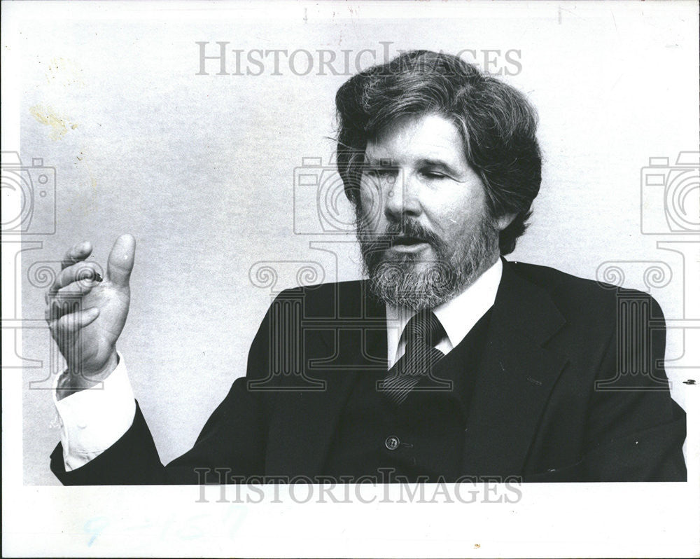 1983 Press Photo Businessman Don Ackerman director center - Historic Images