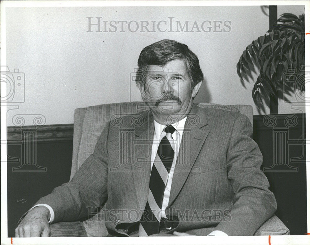 1986 Press Photo Don Ackerman living room looks coffee table chairs couch - Historic Images