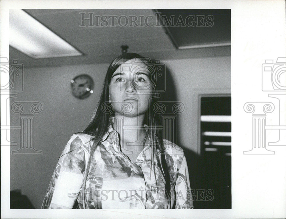 1975 Press Photo Diane Abrams stands living room home pose - Historic Images