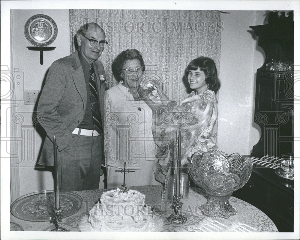 1978 Press Photo Mrs Eddy Adair pins Boquet Mother Law Anniversary - Historic Images