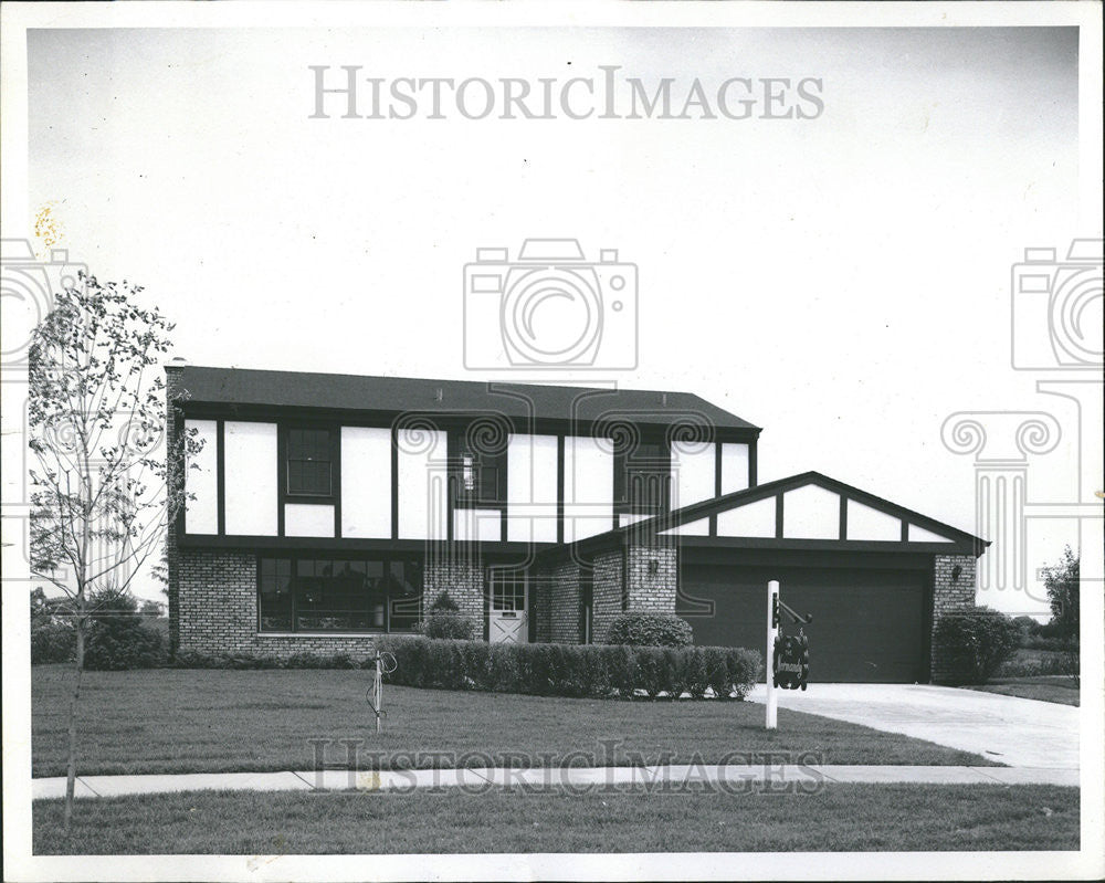 1970 Press Photo Colonial type home Northgate Arlington Miller Builder Blueprint - Historic Images