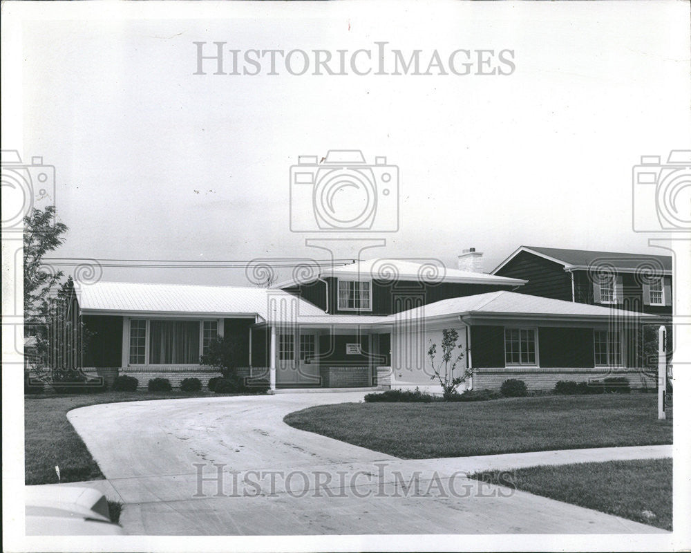 1969 Press Photo Lake Louise residents ranch home model Miller Builder Inc - Historic Images