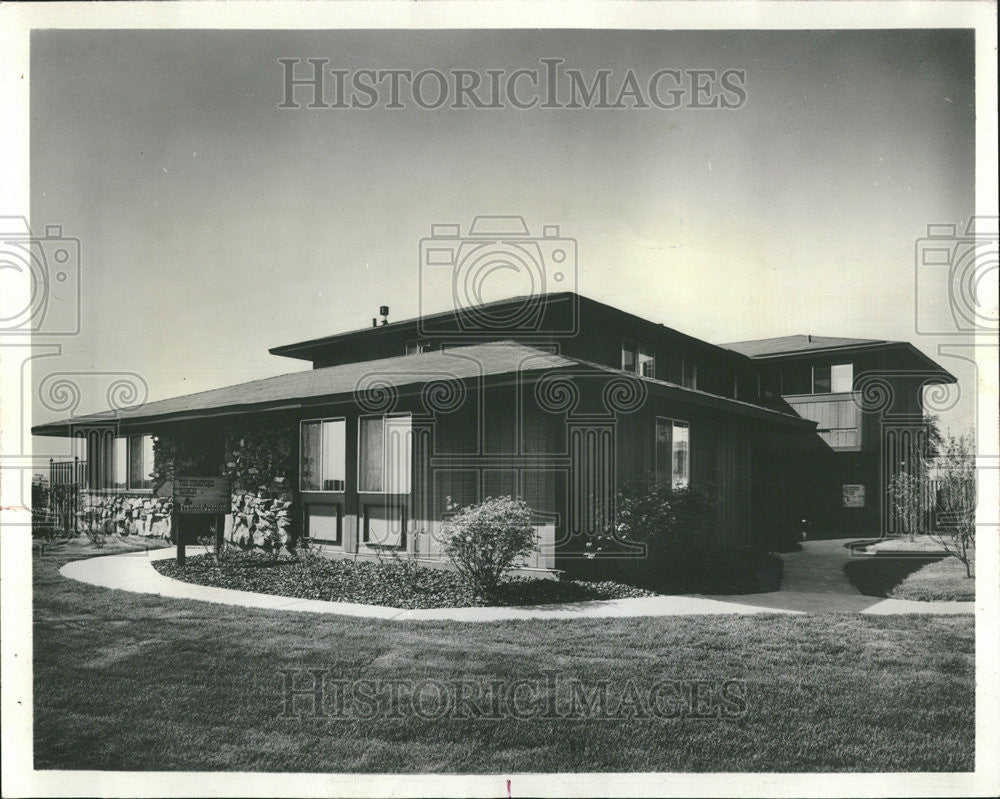 1972 Press Photo Stanford ranch model garden patio living room garage McKeon - Historic Images