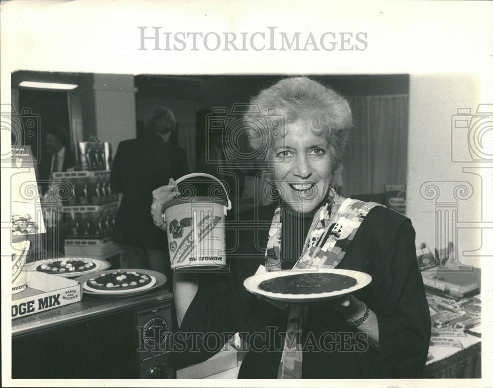 1987 Press Photo June Yohay Candy product Microwave fudge bucket butter bingo - Historic Images