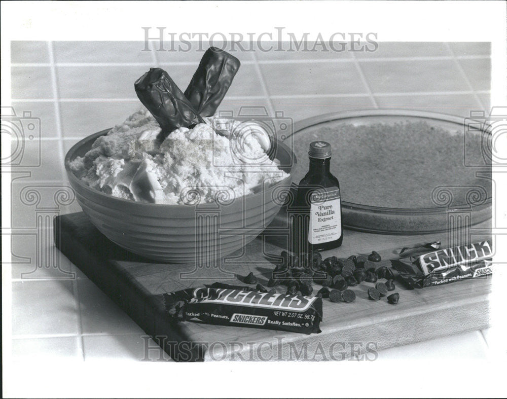 1992 Press Photo Snickers Candy Bars - Historic Images