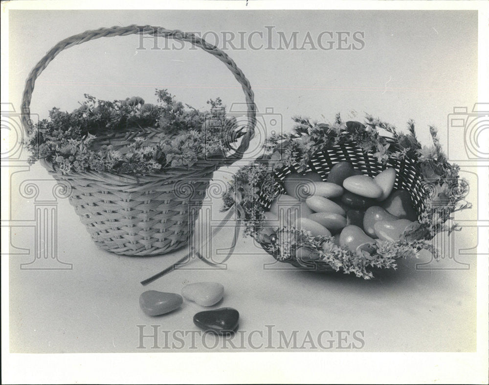 1987 Press Photo Basket trimmed flowers Kathy Sweeney Dried Herbs - Historic Images