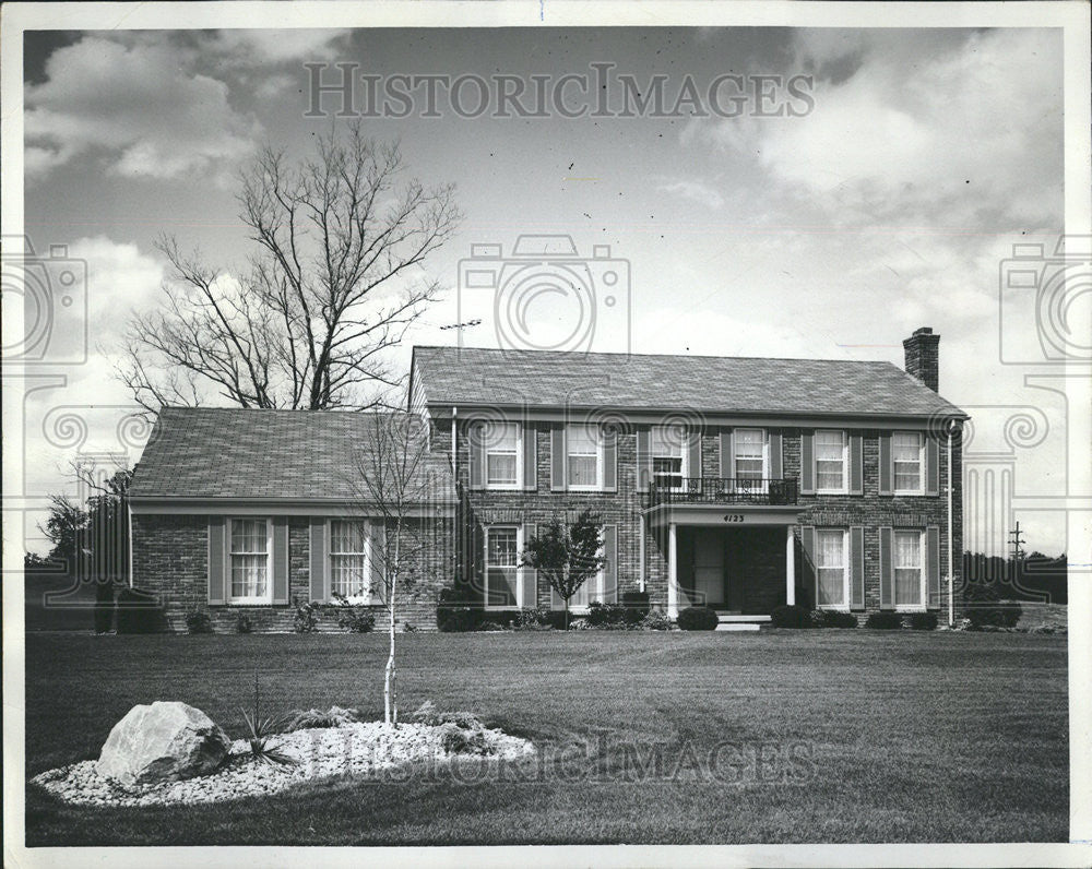 1975 Press Photo Colonial-Style Home Barrington Illinois Area - Historic Images