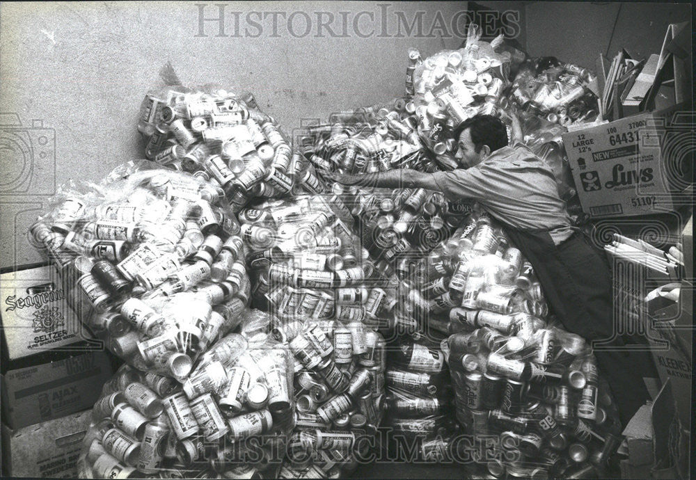 1984 Press Photo Frank Gurriere Sloan Supermarket Manhattan bundle stack - Historic Images