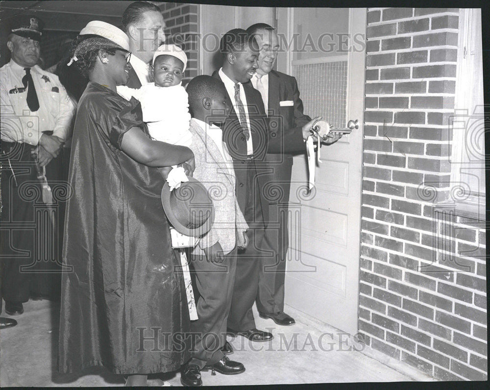 1958 Press Photo Symbolic key Door Apartment Family Sylvester Gleghorn Tenants - Historic Images