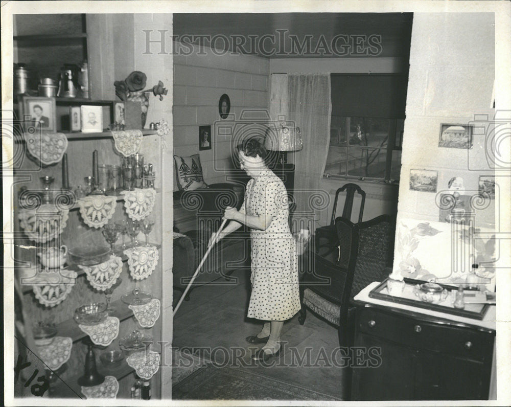 1952 Press Photo Mrs Sherman tidies husband hospital apartment preparation - Historic Images