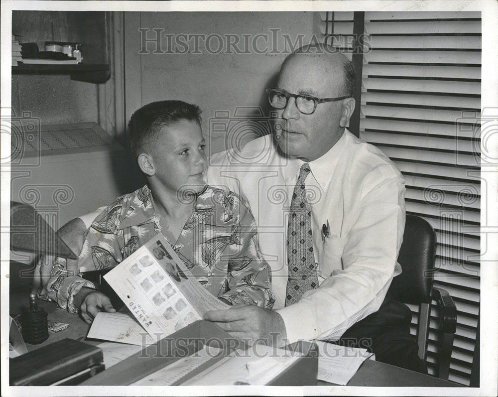 1952 Press Photo Tommy Tevow Midlothian Commissioner John Goonrey Police Win - Historic Images