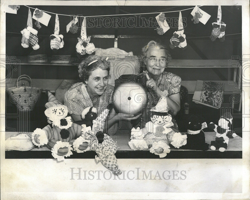 1952 Press Photo Mrs John Herrmann Ring customers Linen booth bell - Historic Images