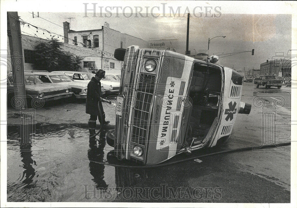 1979 Press Photo Ambulance Overturns In Crash - Historic Images