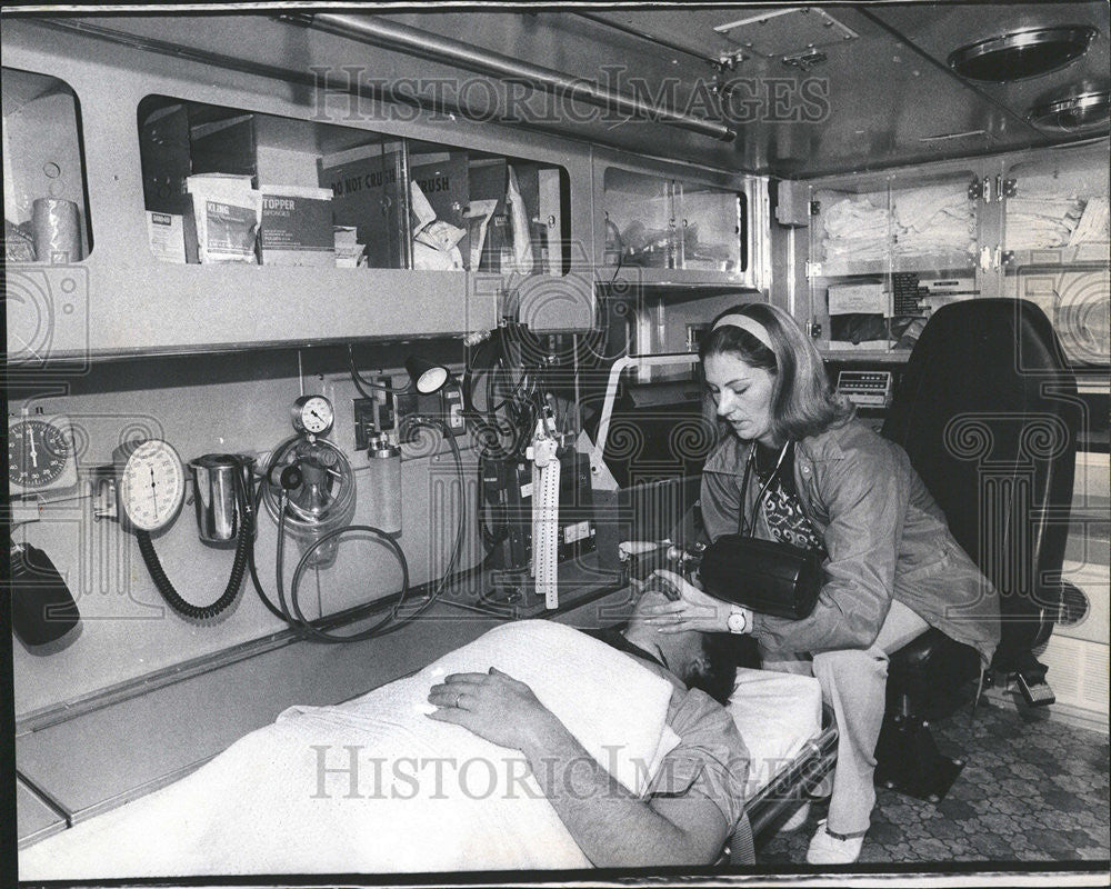 1975 Press Photo Speed Paramount Coronary Victims Cardiac Arrest Oxygen Barin - Historic Images