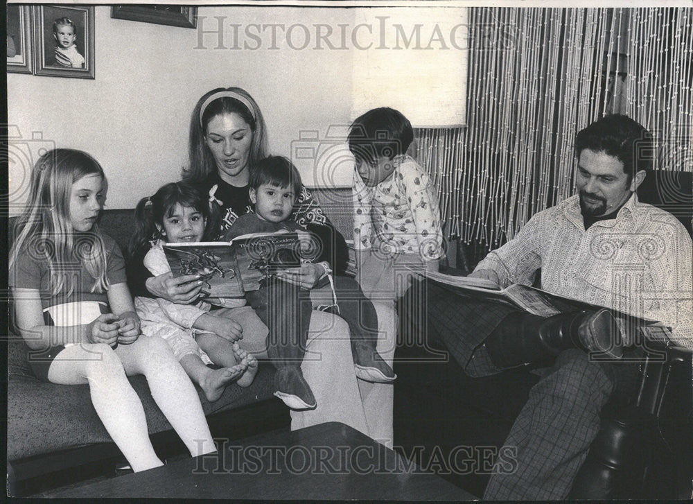 1975 Press Photo Ambulance Jedlicka patient husband Duke children Four Speeds - Historic Images