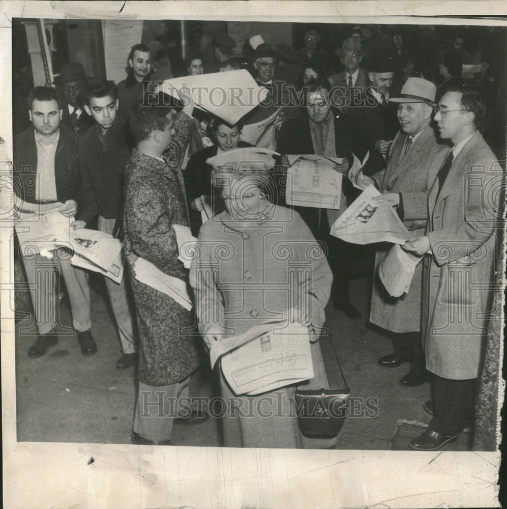 1953 Press Photo News hungry metropolitan New Yorkers copies University However - Historic Images