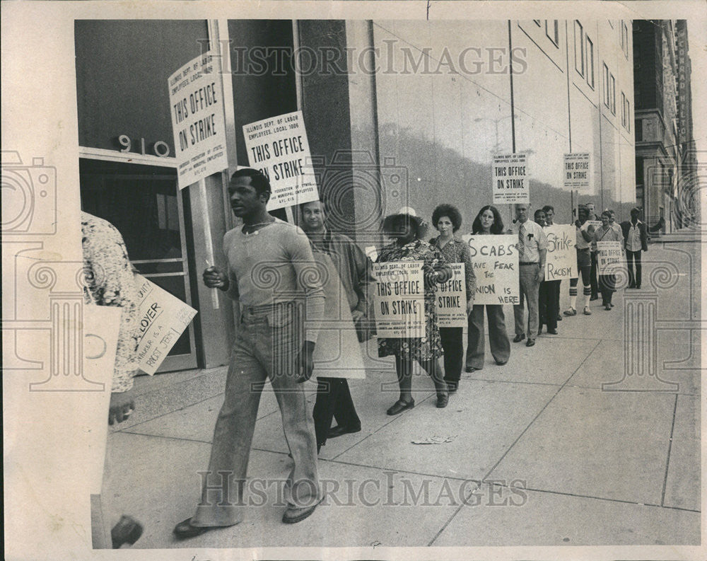 1976 Press Photo Striking American Federation Municipal Employes picket Michigan - Historic Images