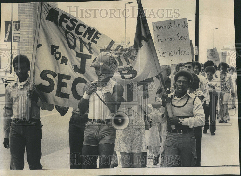 1977 Press Photo Striking members Illinois Bureau Employment security march IBES - Historic Images